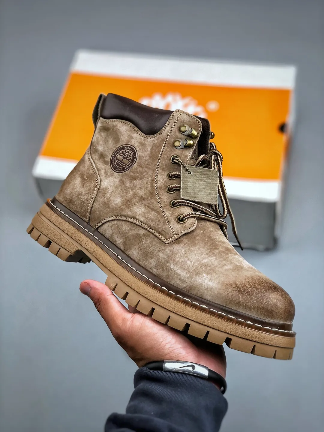 Local pick-up 💰560 supports store release. New goods 🚀 #Timberland Timberland/Timberland outdoor high-top casual rhubarb boots series #Guangdong Dachang quality, original box and original packaging, fashionable and trendy matching. The fabric is made of Italian 🇮🇹 top-grade frosted fine-grained cowhide. It is matched with anti-odor and anti-corrosion genuine leather latex insoles. The outsole and hardware are all made from OEM raw materials. It is the same as the original Goodyear and will never be glued. Good products do not kill pigs. Exclusively launched on the whole network. There is no doubt about the quality. The whole set is packaged in the official website to give you the perfect wearing experience. The quality is exquisite and durable. A must-have for sportsmen. Specially designed to treat those who are not handsome. High-quality and first-class foot feel. Specially used for cold protection and outdoor use this winter. Casual matching for daily use. Size: 38-44 (leather shoe size)